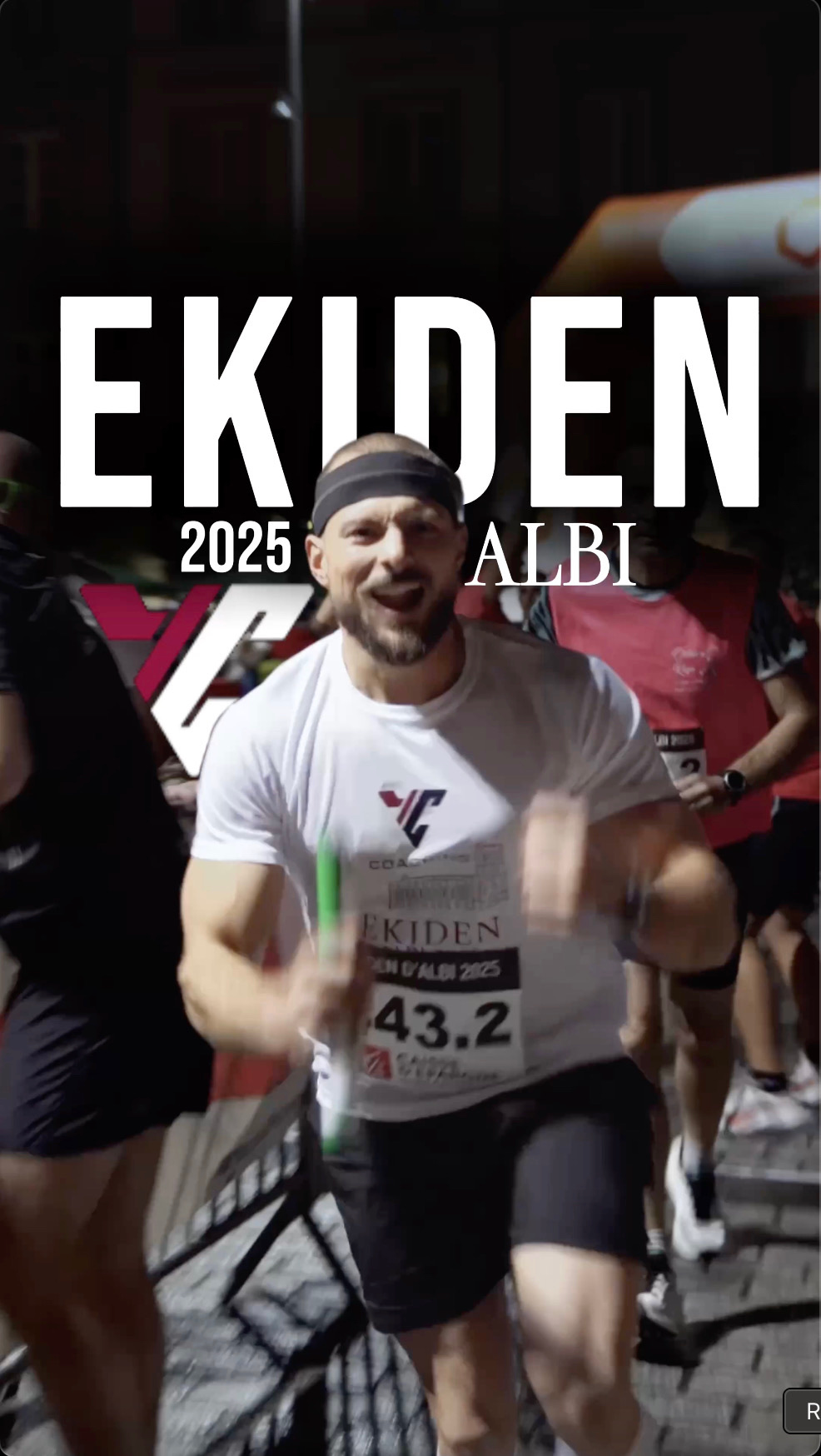 Coureur YC Coaching au départ de l'Ekiden 2025 dans les rues d'Albi avec le relais en main