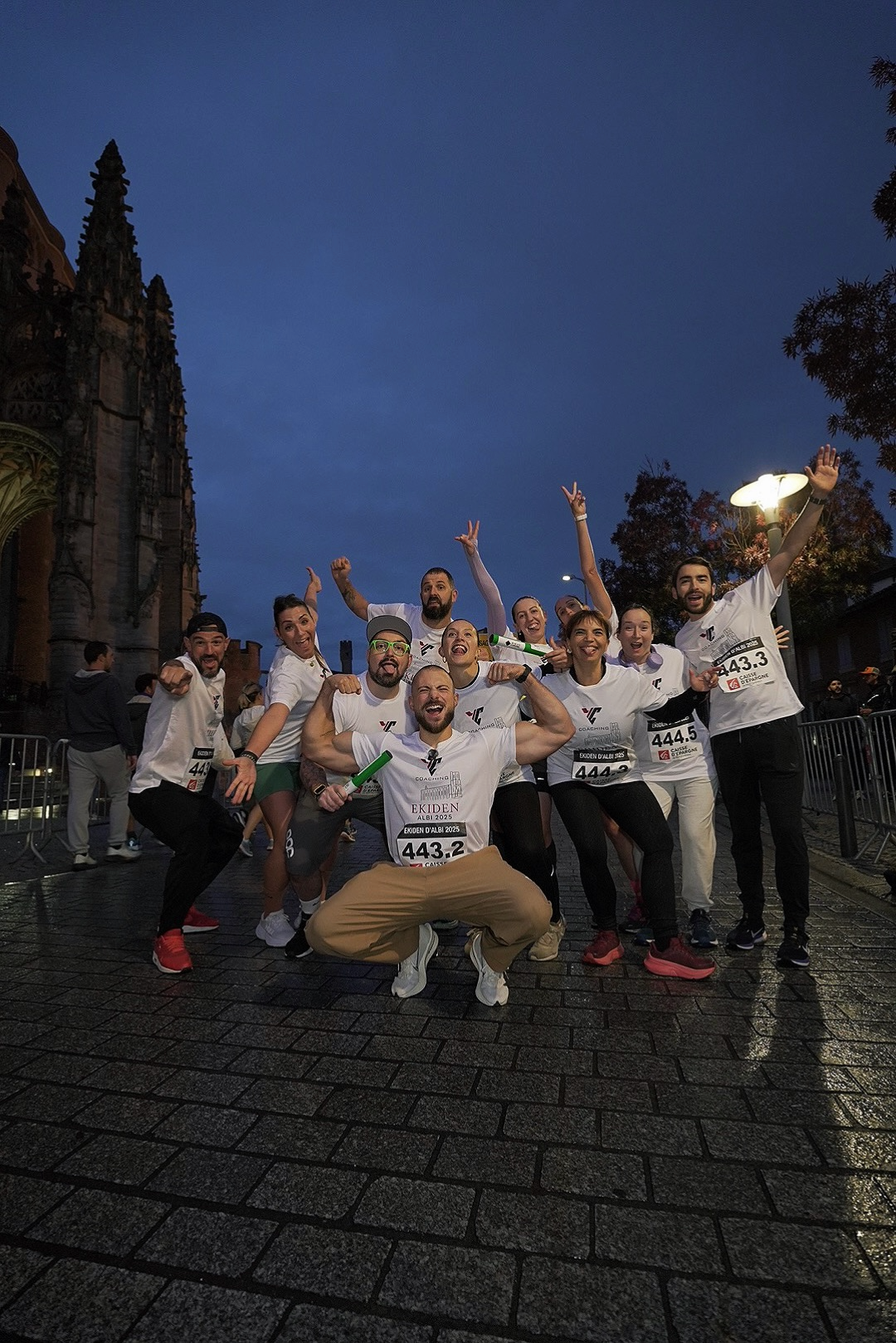 Les 12 coureurs de l'équipe YC Coaching réunis devant la cathédrale Sainte-Cécile d'Albi lors de l'Ekiden 2025