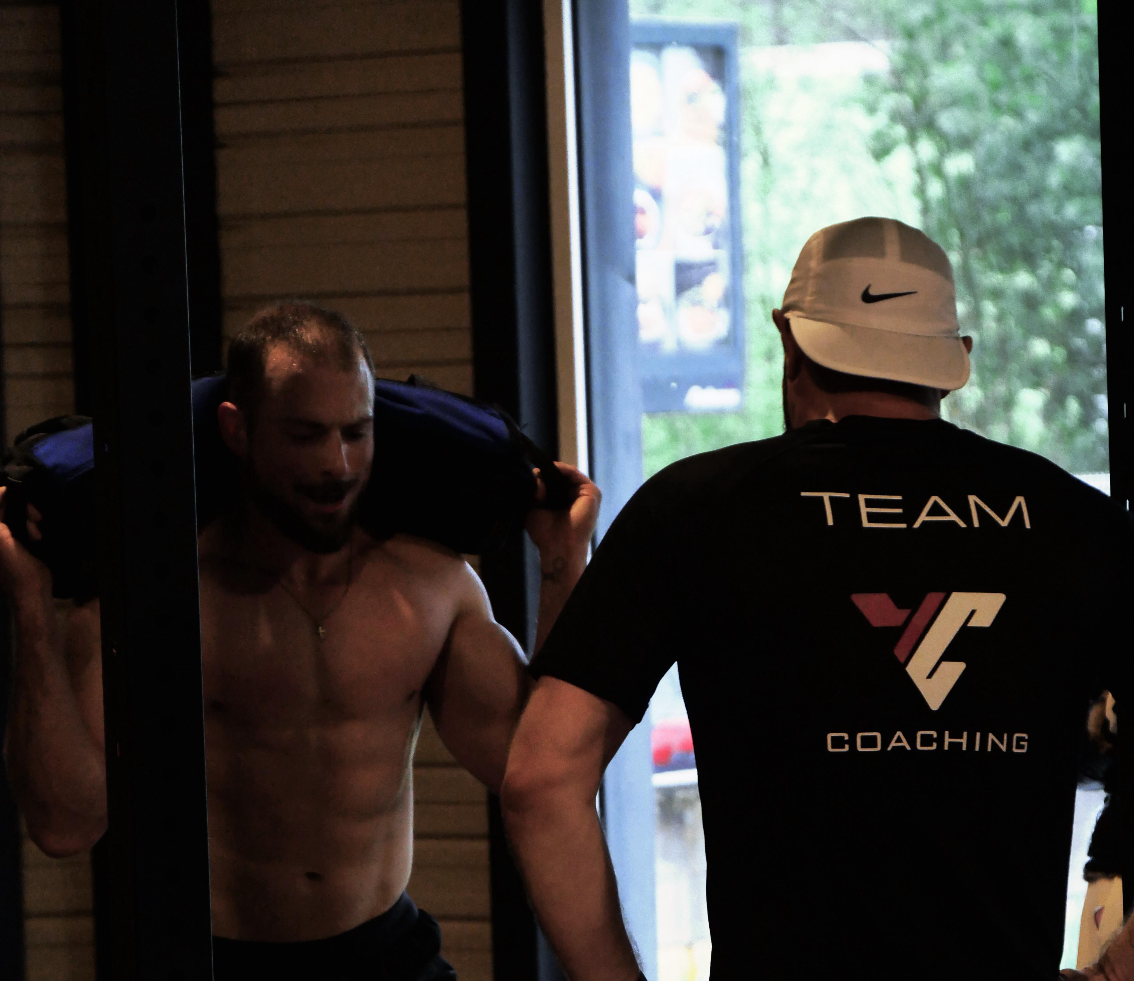 Yoann Charbonnier sur les fentes statiques, Jonathan à ses côtés lors du AlbyRox Challenge à Albi