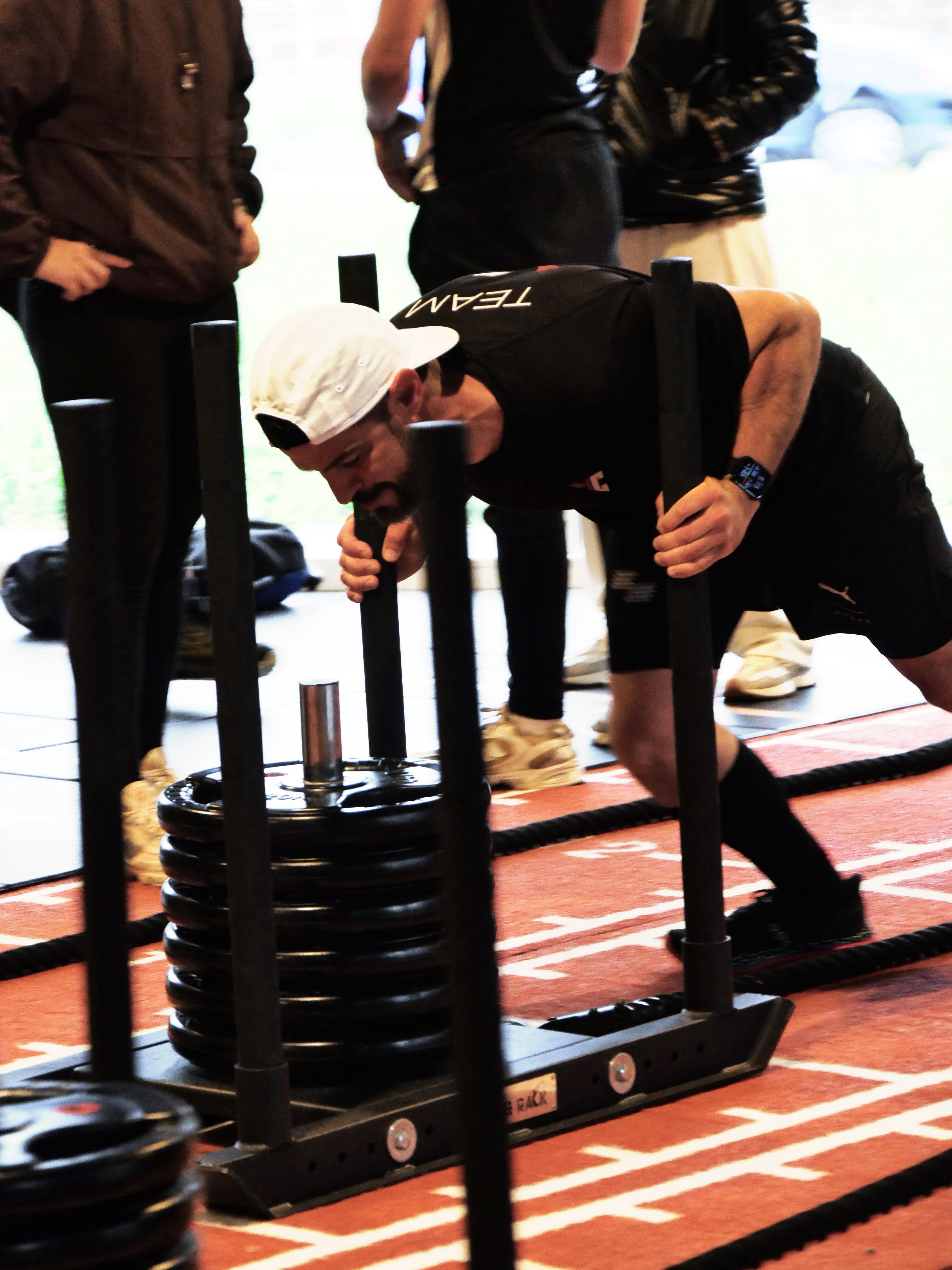 Jonathan, élève YC Coaching, en plein effort sur le sled push lors du AlbyRox Challenge au BVX Center à Albi