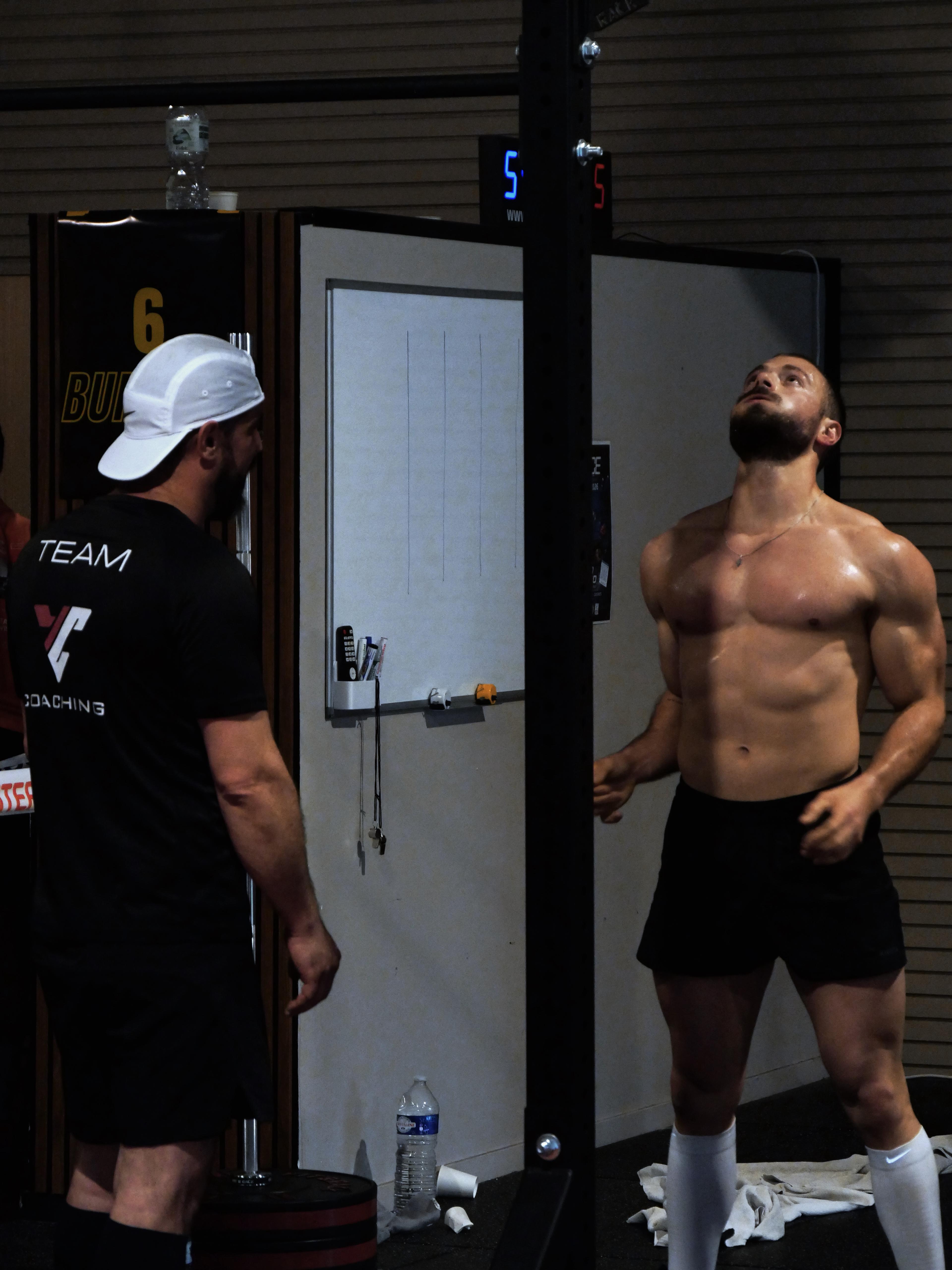 Yoann en concentration avant les wall balls du Hyrox AlbyRox, Jonathan à ses côtés
