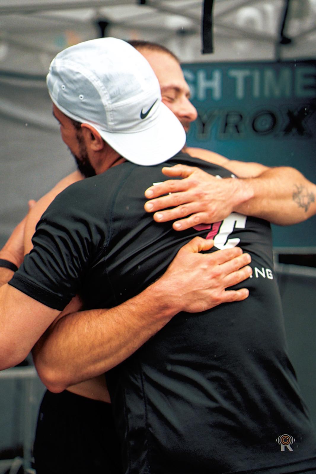 Le coach Yoann Charbonnier enlace son élève Jonathan après la ligne d'arrivée du Hyrox AlbyRox 2026 à Albi