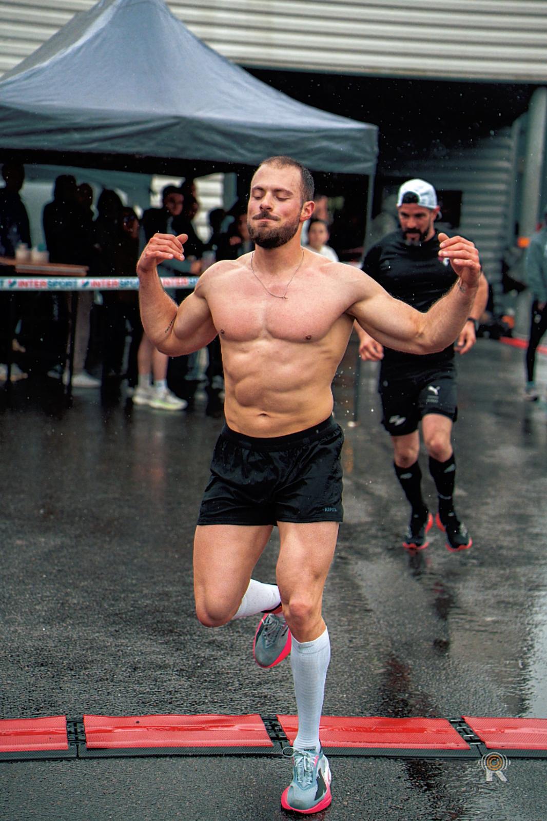 Yoann Charbonnier franchit la ligne d'arrivée du AlbyRox Challenge 2026 au BVX Center, Jonathan juste derrière